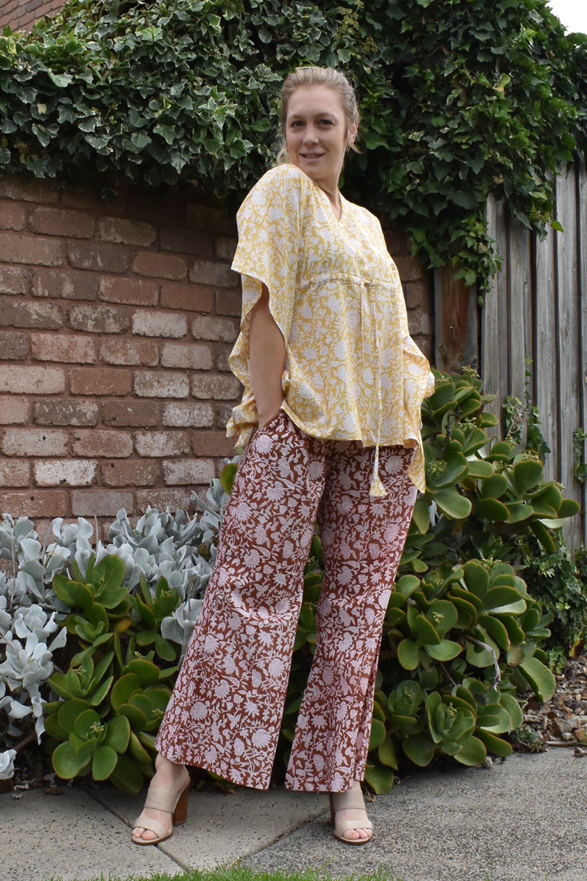 SUSTAINABLE OUTFIT ON MODEL- ZINNIA SHORT KAFTAN TOP - zohaonline