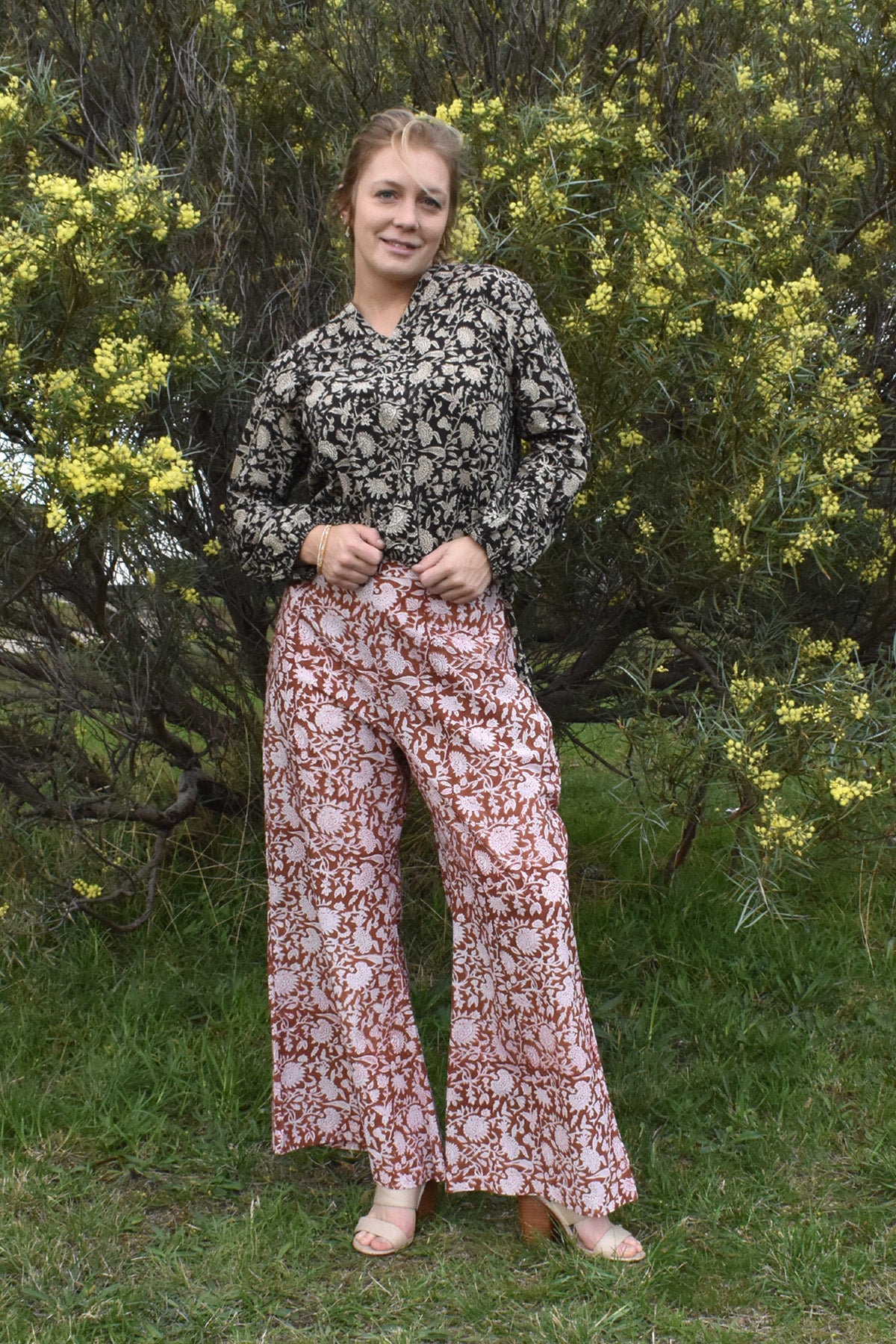 MODEL IN SABLE BLOCK PRINT TOP OUTDOORS- zohaonline