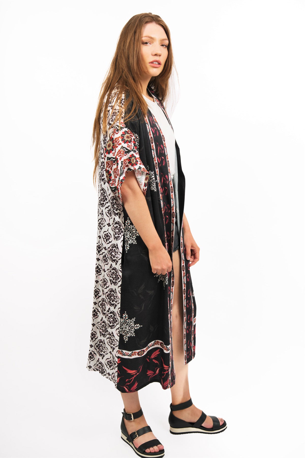 JUANA PRINTED MODAL KIMONO - zohaonline- SIDE VIEW ON THE MODEL